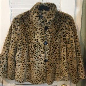 Size L iNC Faux fur leopard short jacket,